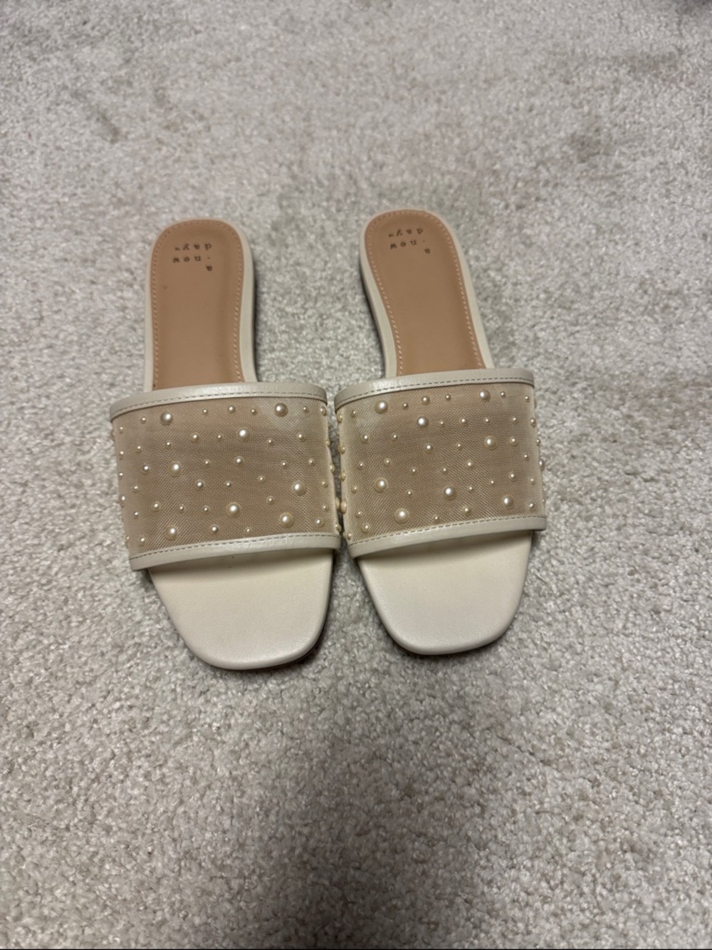 A new day beige sandals with pearls